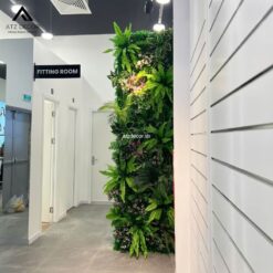 thi công tường cây giả trang trí cửa hàng quần áo