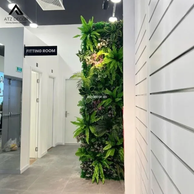 thi công tường cây giả trang trí cửa hàng quần áo