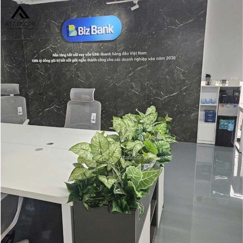 Thi công bục cây giả văn phòng BizBank bền đẹp 2 thi công bục cây giả văn phòng